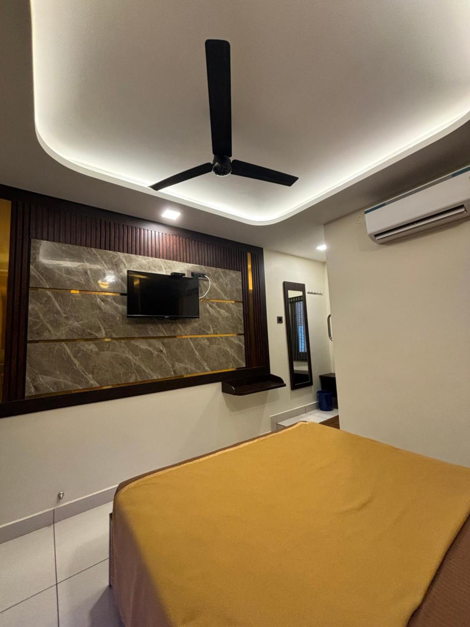 Sundar Lodge Tiruppatur Buitenkant foto